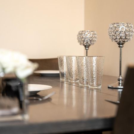 Luxury 2 Bed Apartment - Near Heathrow, Legoland, Windsor Slough Exterior photo