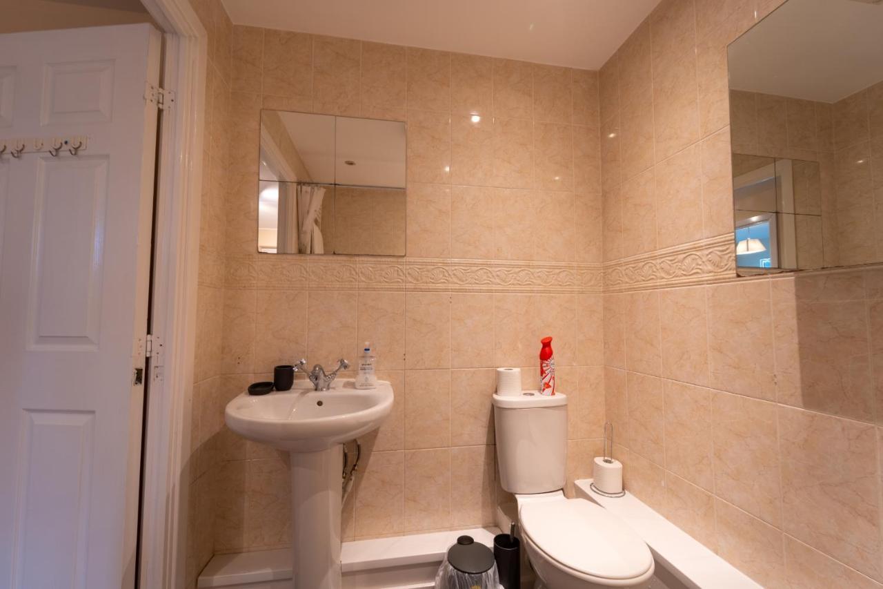 Luxury 2 Bed Apartment - Near Heathrow, Legoland, Windsor Slough Exterior photo