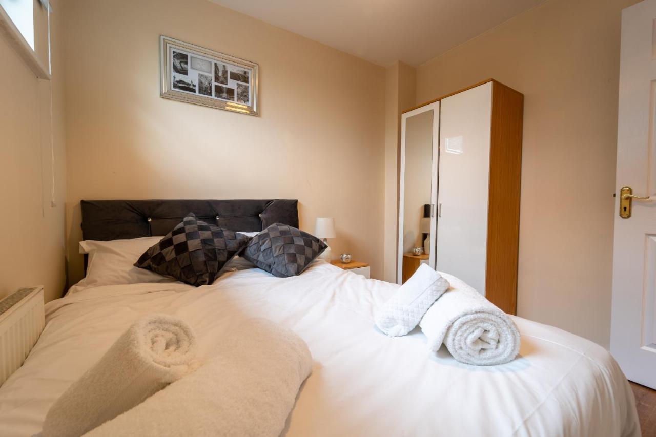 Luxury 2 Bed Apartment - Near Heathrow, Legoland, Windsor Slough Exterior photo