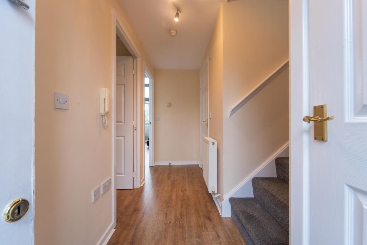 Luxury 2 Bed Apartment - Near Heathrow, Legoland, Windsor Slough Exterior photo