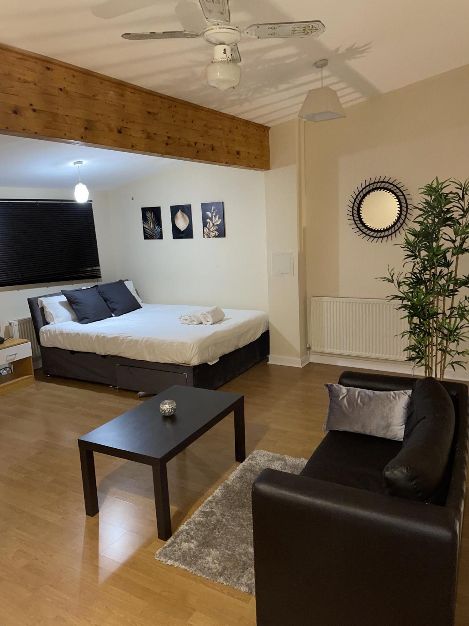 Luxury 2 Bed Apartment - Near Heathrow, Legoland, Windsor Slough Exterior photo