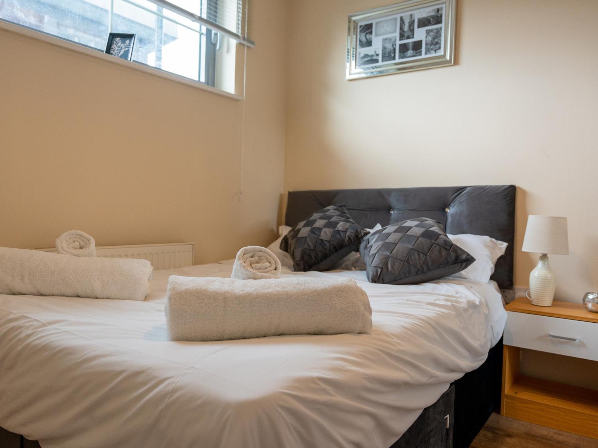 Luxury 2 Bed Apartment - Near Heathrow, Legoland, Windsor Slough Exterior photo