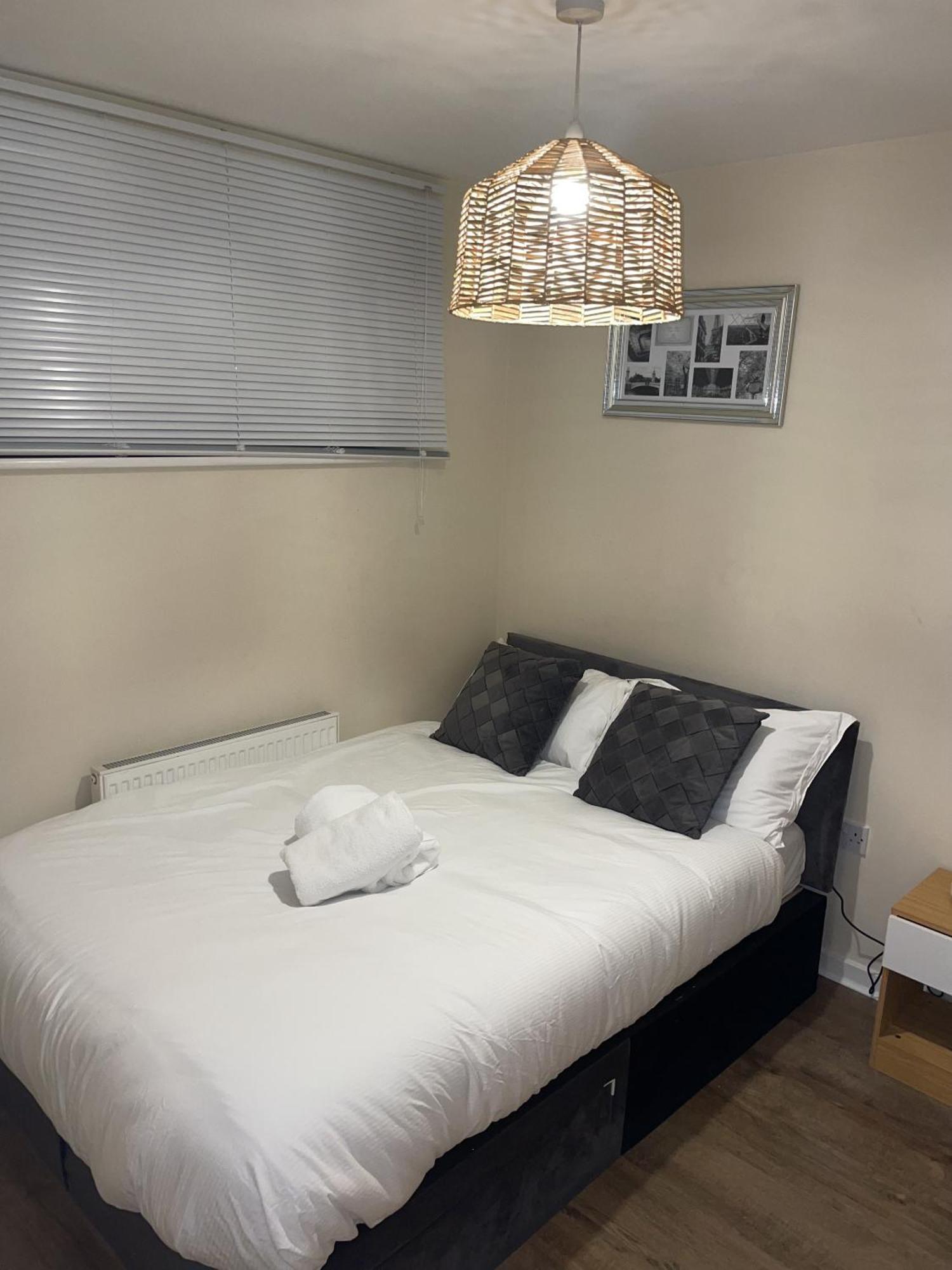 Luxury 2 Bed Apartment - Near Heathrow, Legoland, Windsor Slough Exterior photo